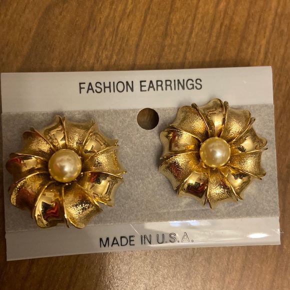 Fashion Jewelry Jewelry - Gold Style Round Clip-On Earrings with Round Pearl Centerpiece.